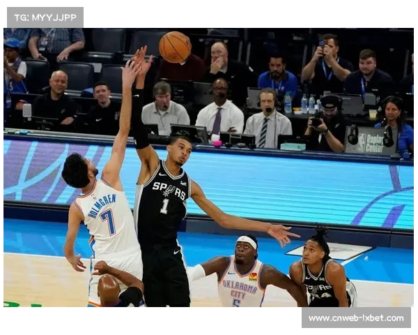 帕金斯炮轰霍姆格伦内线软弱，对比文班亚马显风格差异