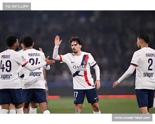 巴黎圣日耳曼客场2-1险胜斯特拉斯堡，十人作战守住胜果登顶积分榜